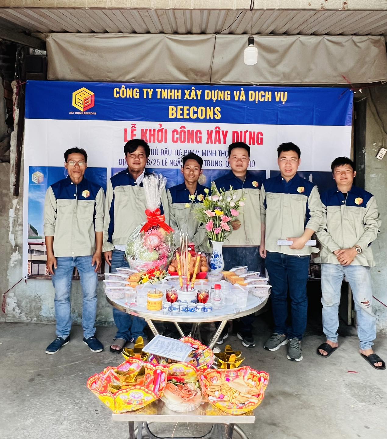 Đội ngũ giám đốc khối và kỹ sư cúng khởi công xây dựng nhà phố tân cổ điển tại Tân Phú